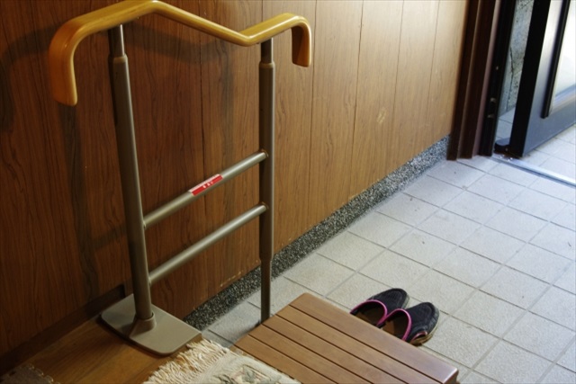 滋賀でリフォームならリフォログ！様々なリフォーム業者をご紹介していますので、リフォームをお考えの際はご活用ください。一般的な外装や内装リフォームの他、ご家族に「介護」が必要な方がいらっしゃる場合の「介護」リフォームなどお客様のリフォーム事情に合わせて最適な業者をご紹介いたします。玄関に手すりを設置したリフォームの例の画像
